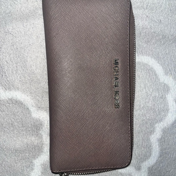 Michael kors wallet near mint condition - Picture 3 of 4